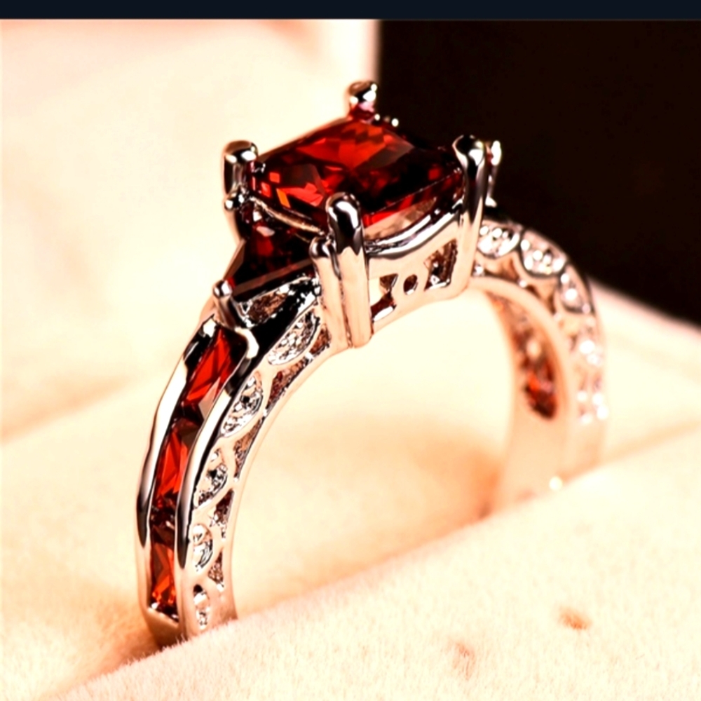 (11)Luxury 💍 red garnet  silver plated Ring sizes 11..8..9..7..